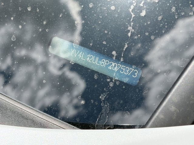 Used 2023 Volvo XC40 B5 Plus image 11