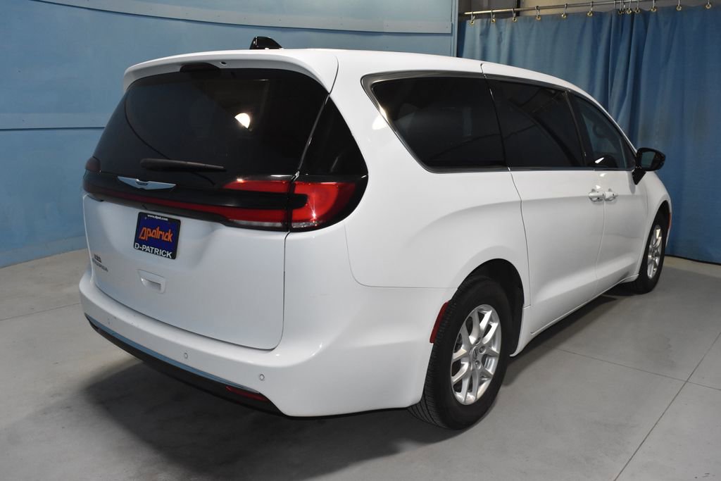 Used 2025 Chrysler Pacifica Select image 27