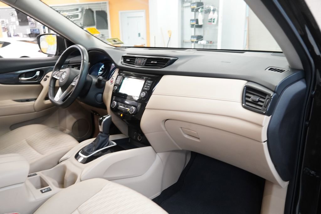 Used 2017 Nissan Rogue SV image 34