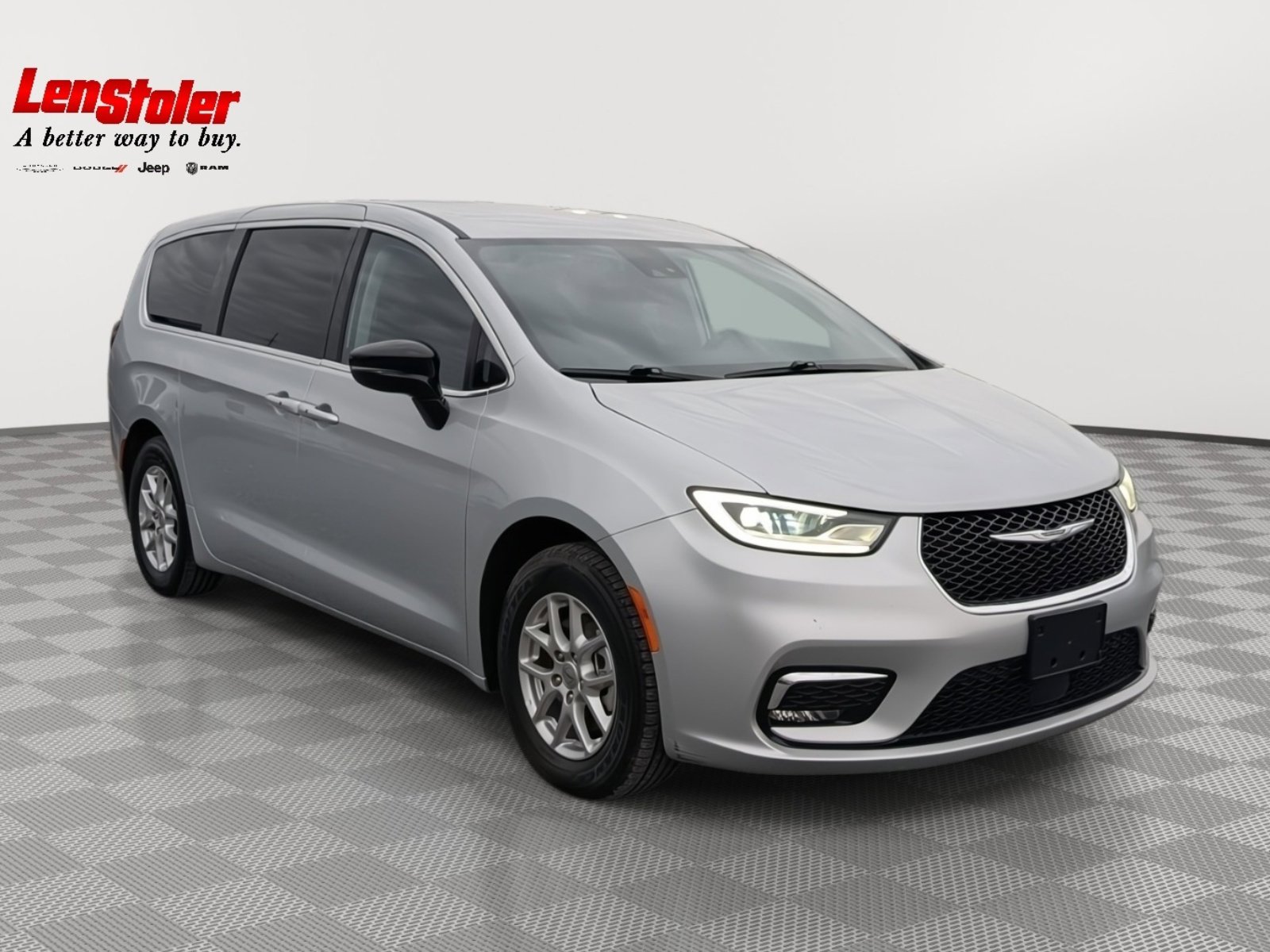 Used 2024 Chrysler Pacifica Touring-L image 7