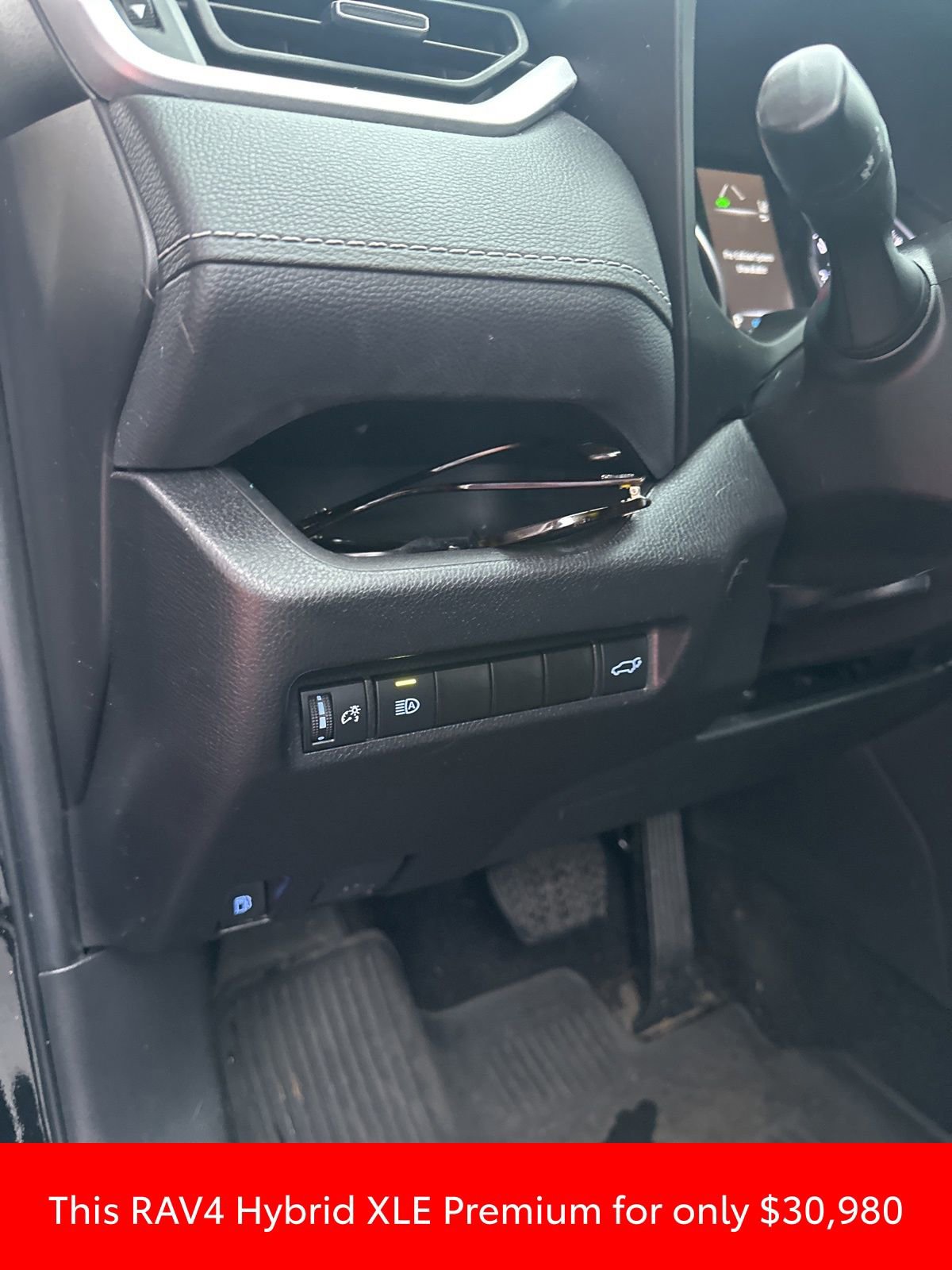 Used 2022 Toyota RAV4 XLE Premium image 18