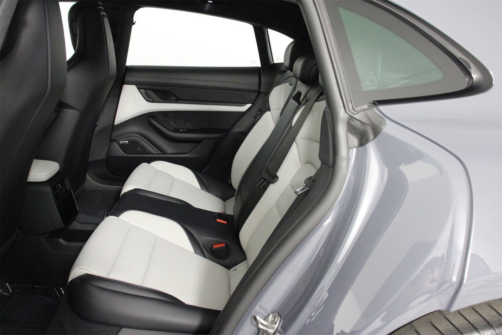 Used 2025 Porsche Taycan GTS image 31