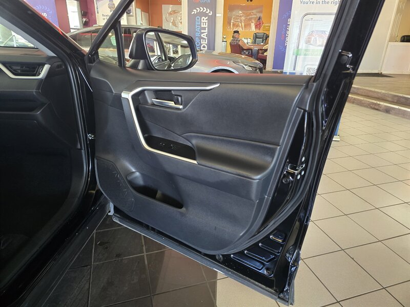 Used 2025 Toyota RAV4 XLE AWD/4WD image 12