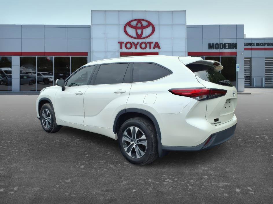 Used 2020 Toyota Highlander XLE AWD/4WD image 3
