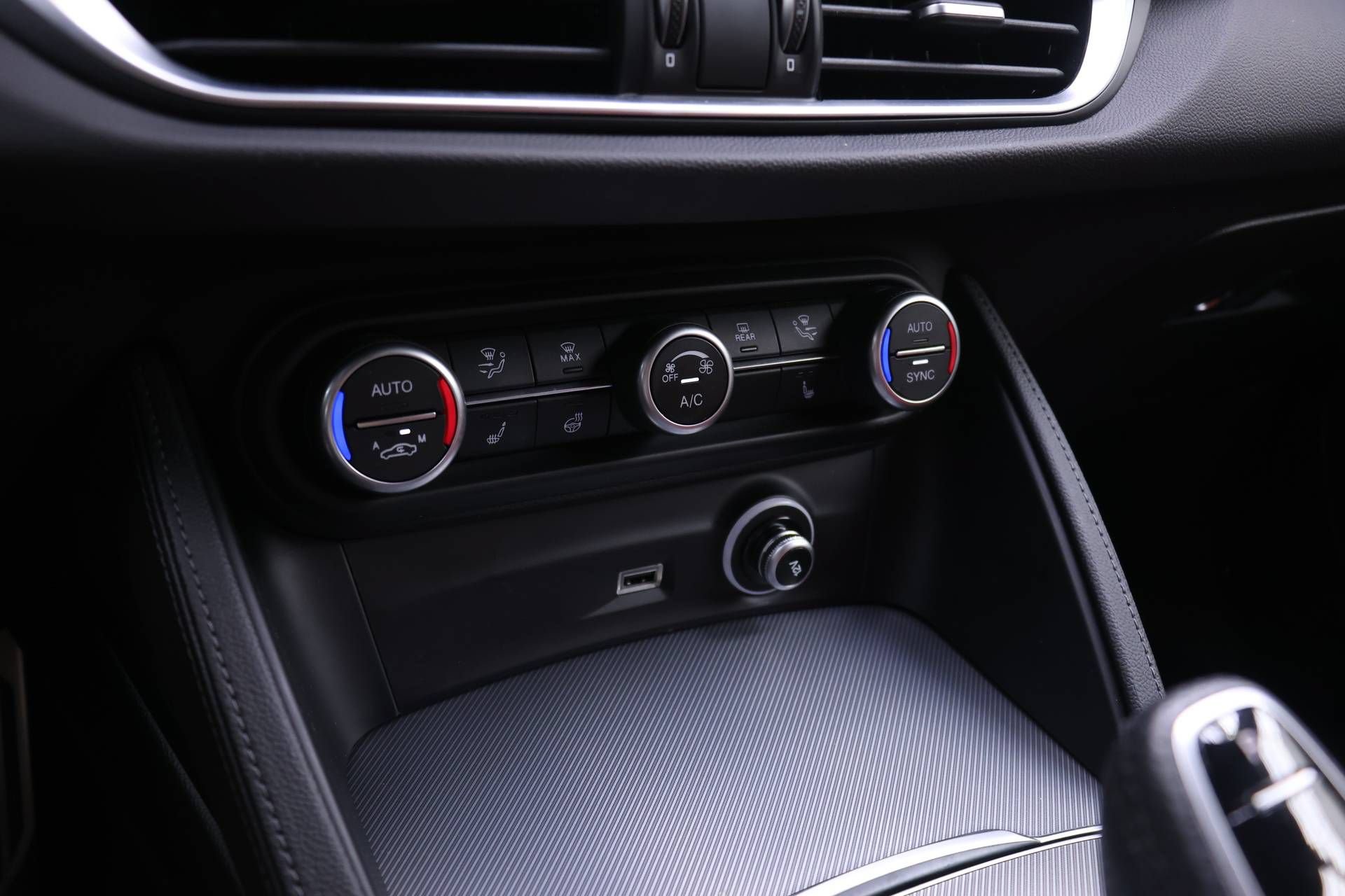 Certified 2024 Alfa Romeo Stelvio Veloce AWD/4WD image 9