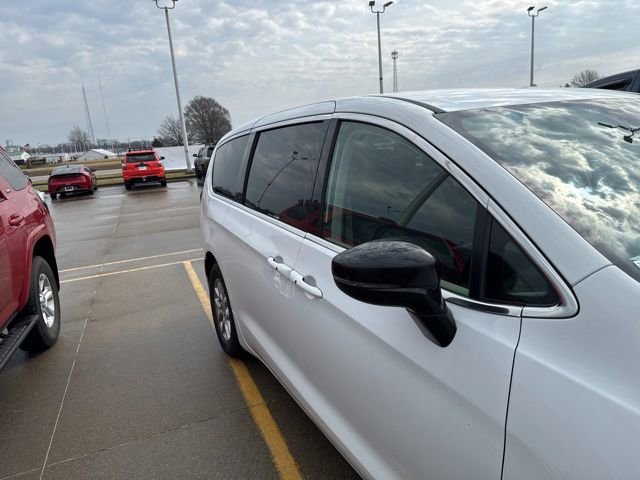 Used 2024 Chrysler Pacifica Touring-L image 8