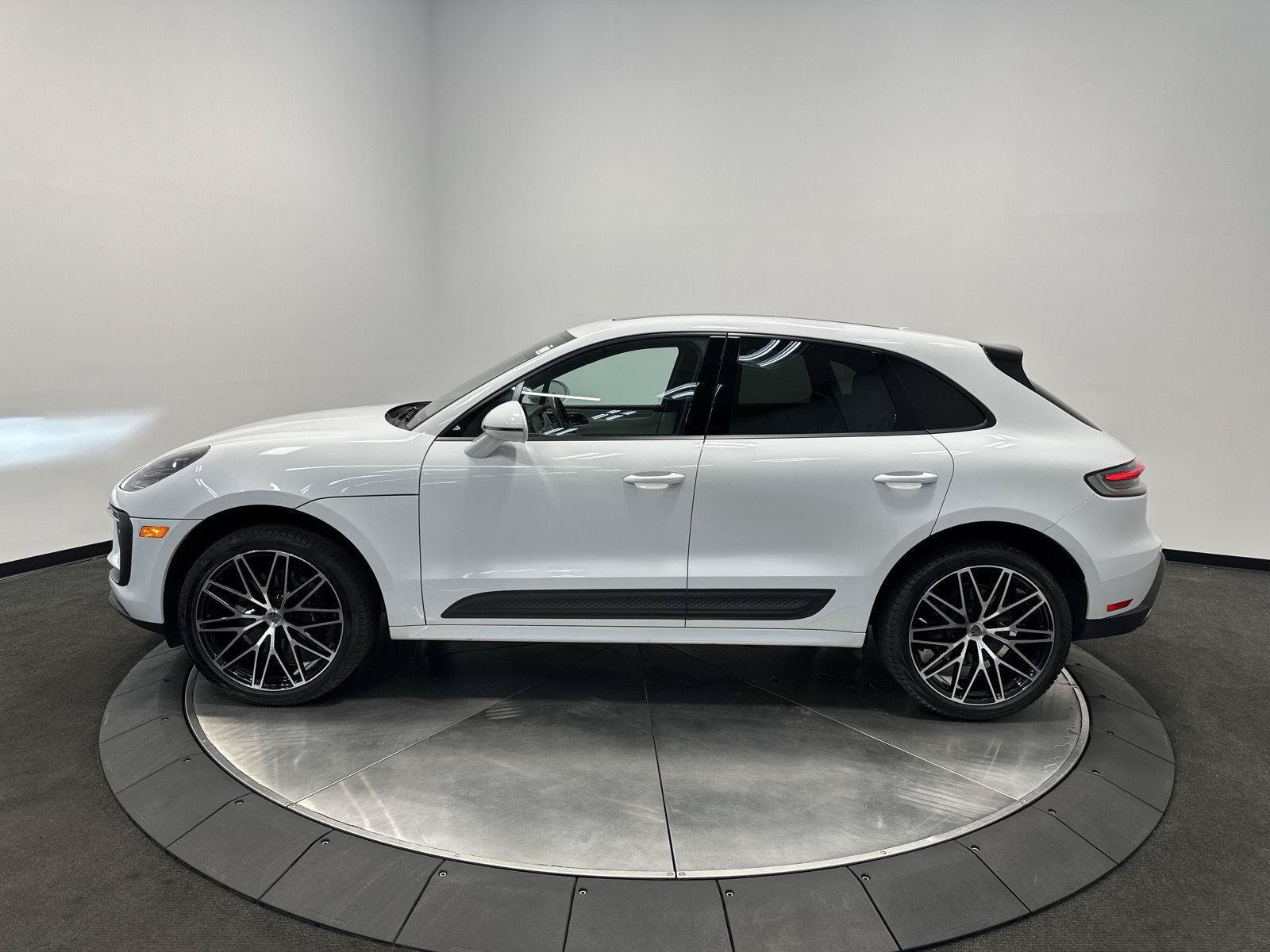 Certified 2023 Porsche Macan AWD/4WD image 2