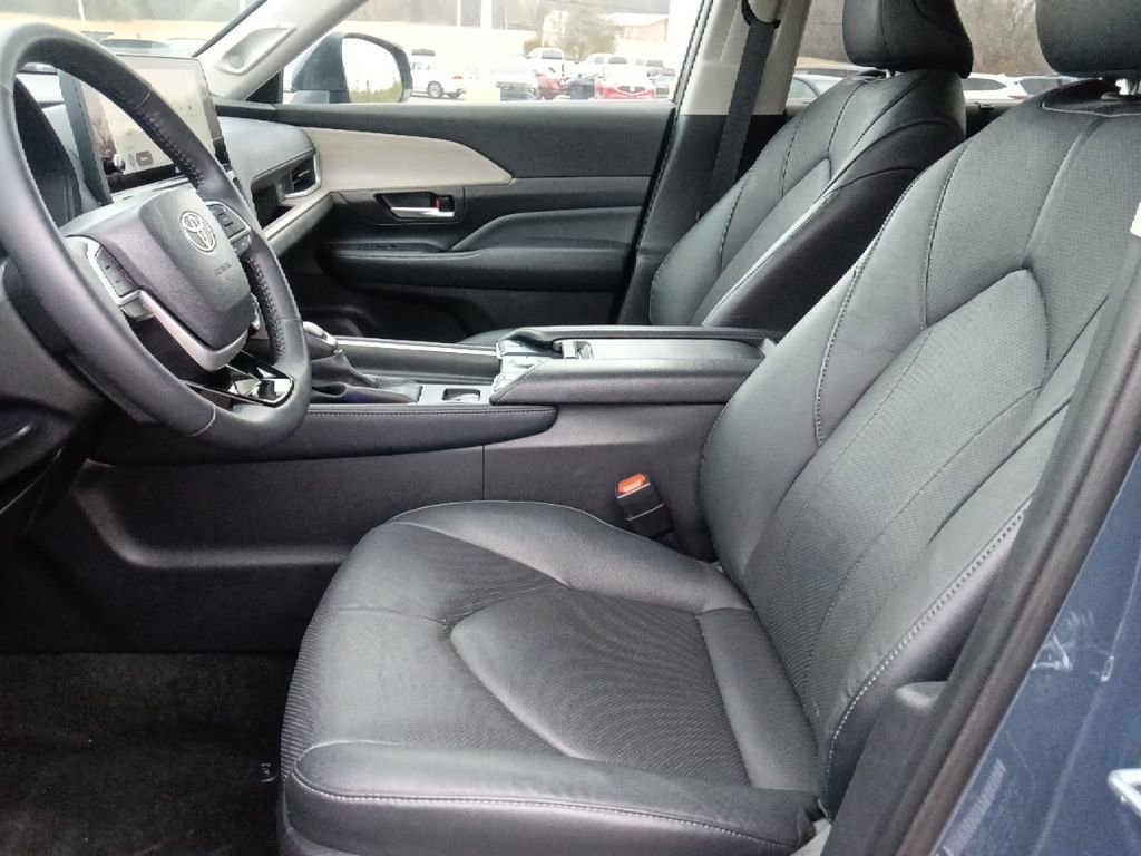 Used 2025 Toyota Grand Highlander AWD image 14