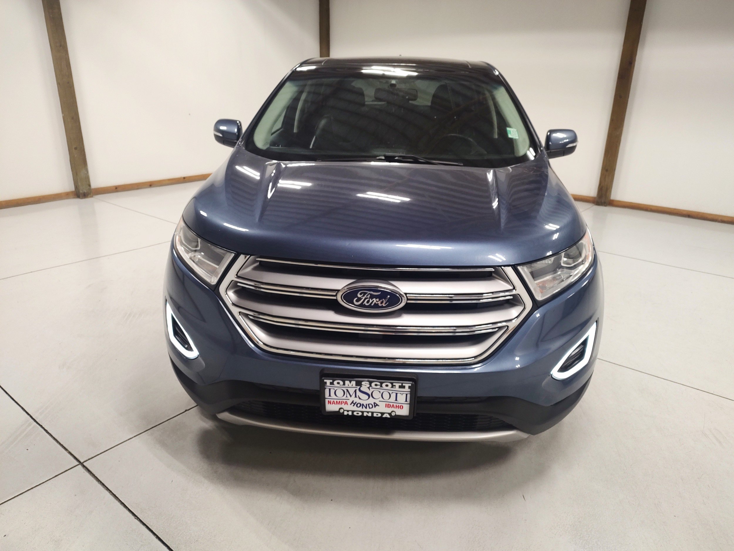 Used 2018 Ford Edge Titanium w/ Technology Package AWD/4WD image 3