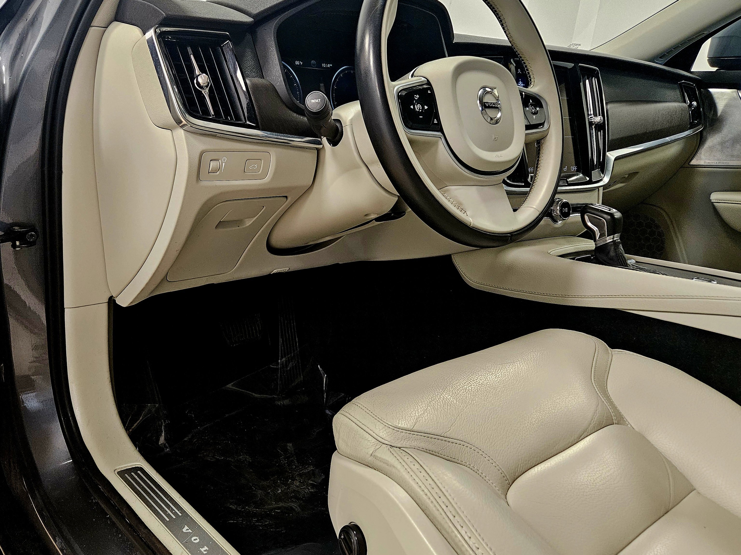 Used 2020 Volvo V90 T6 Cross Country image 40