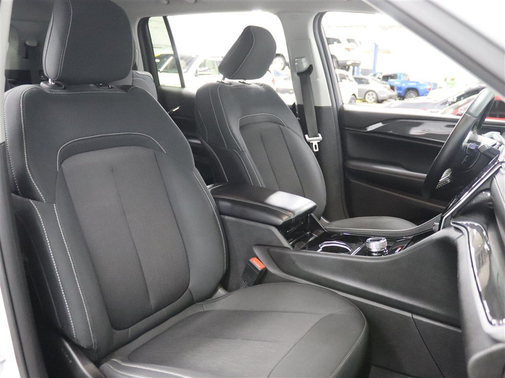 Used 2022 Jeep Grand Cherokee L Laredo w/ Luxury Tech Group I AWD/4WD image 16
