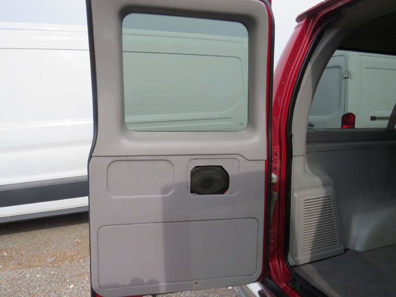 Used 1999 Ford E-150 and Econoline 150 Wagon RWD image 26