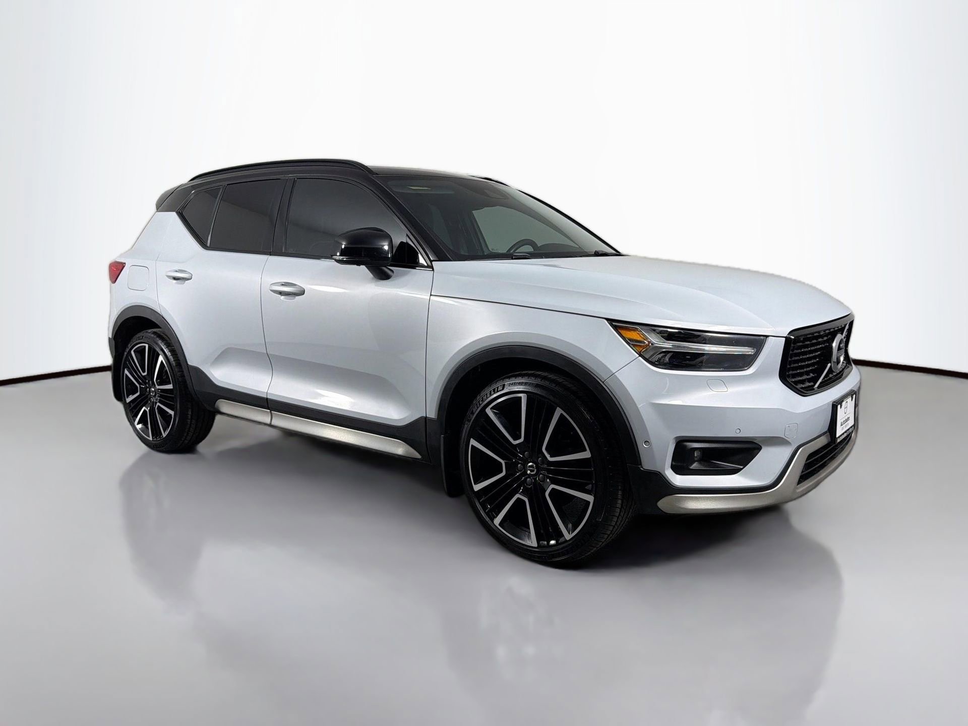 Used 2022 Volvo XC40 T5 R-Design w/ Advanced Package image 3