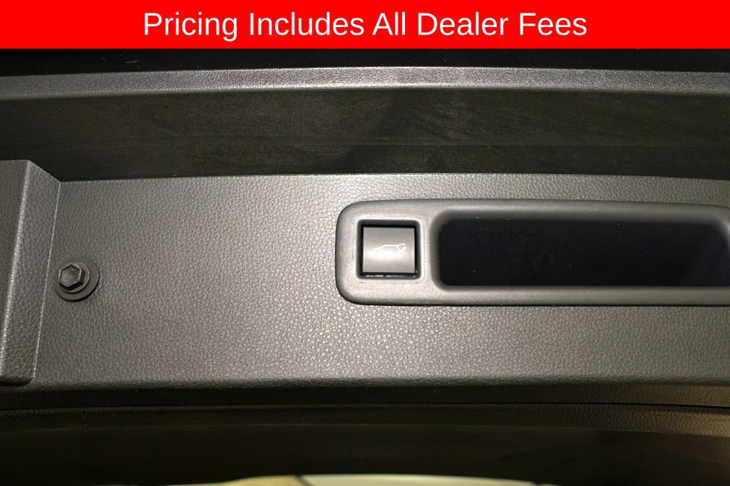 Used 2024 Toyota Highlander LE FWD image 6