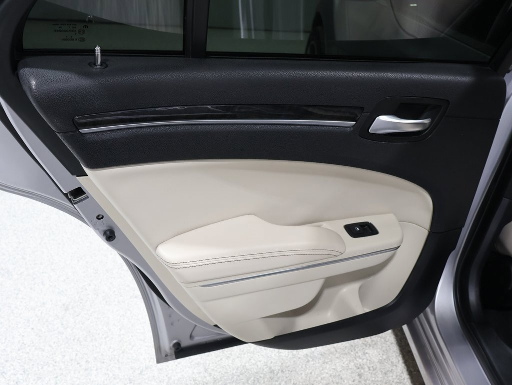 Used 2018 Chrysler 300 Limited image 17