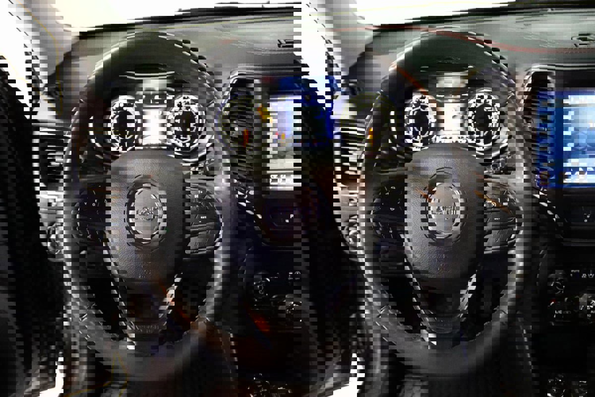 Used 2022 Jeep Cherokee Trailhawk w/ Trailer Tow Group image 38