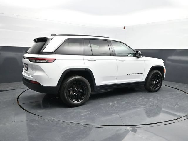 Used 2025 Jeep Grand Cherokee Altitude AWD/4WD image 9
