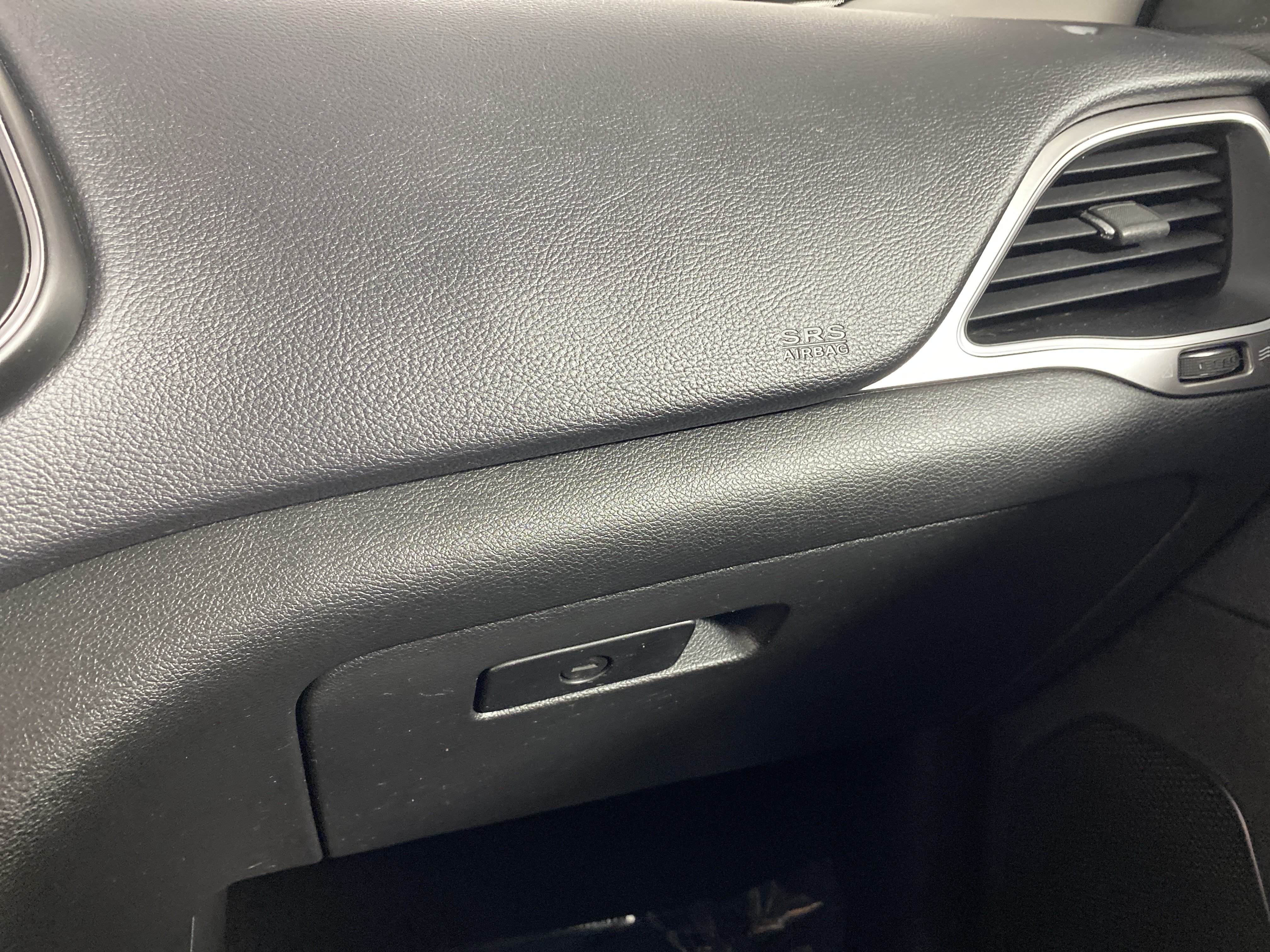 Used 2019 Jeep Cherokee Latitude Plus AWD/4WD image 29