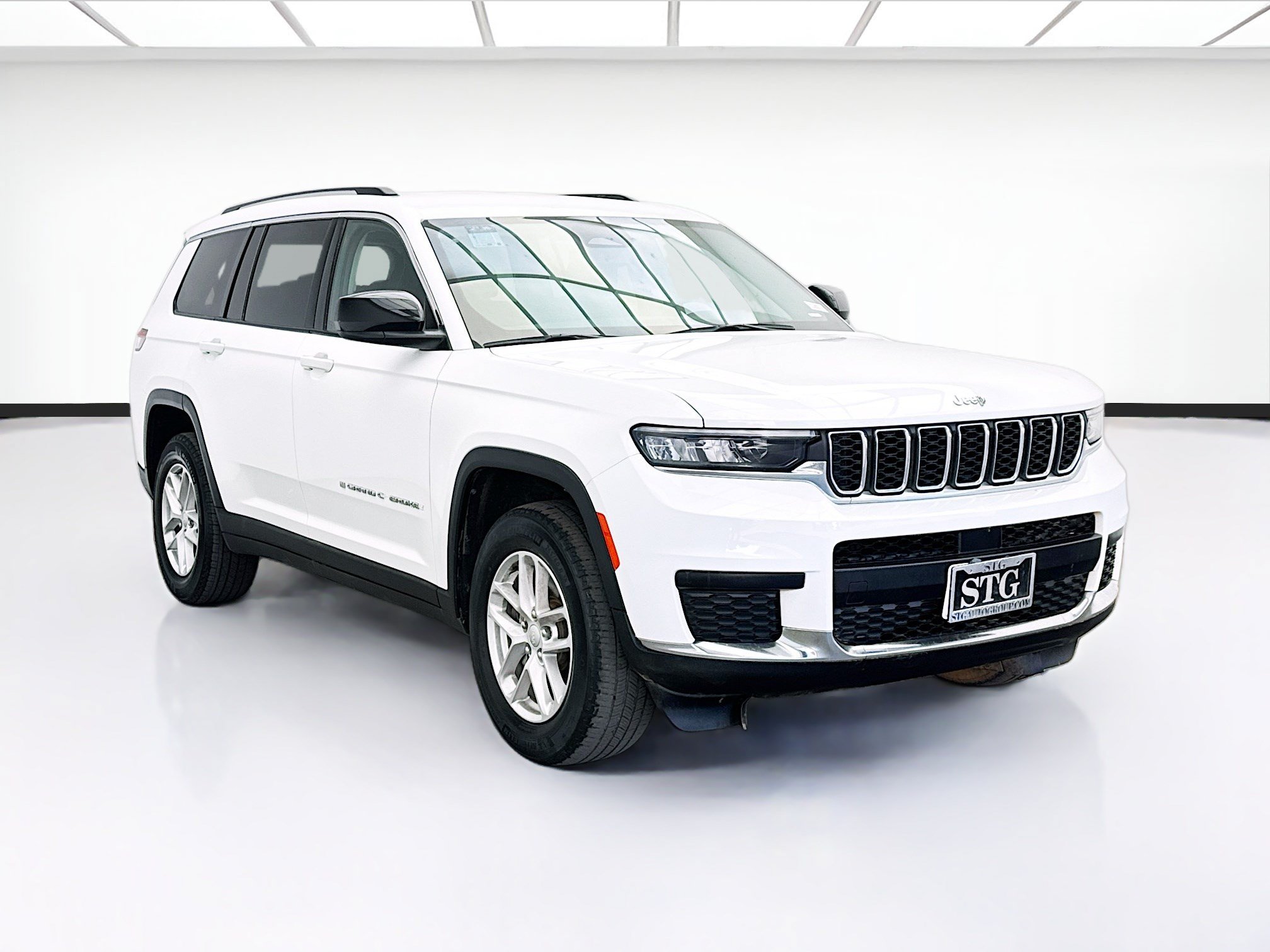 Used 2023 Jeep Grand Cherokee L Laredo AWD/4WD image 3