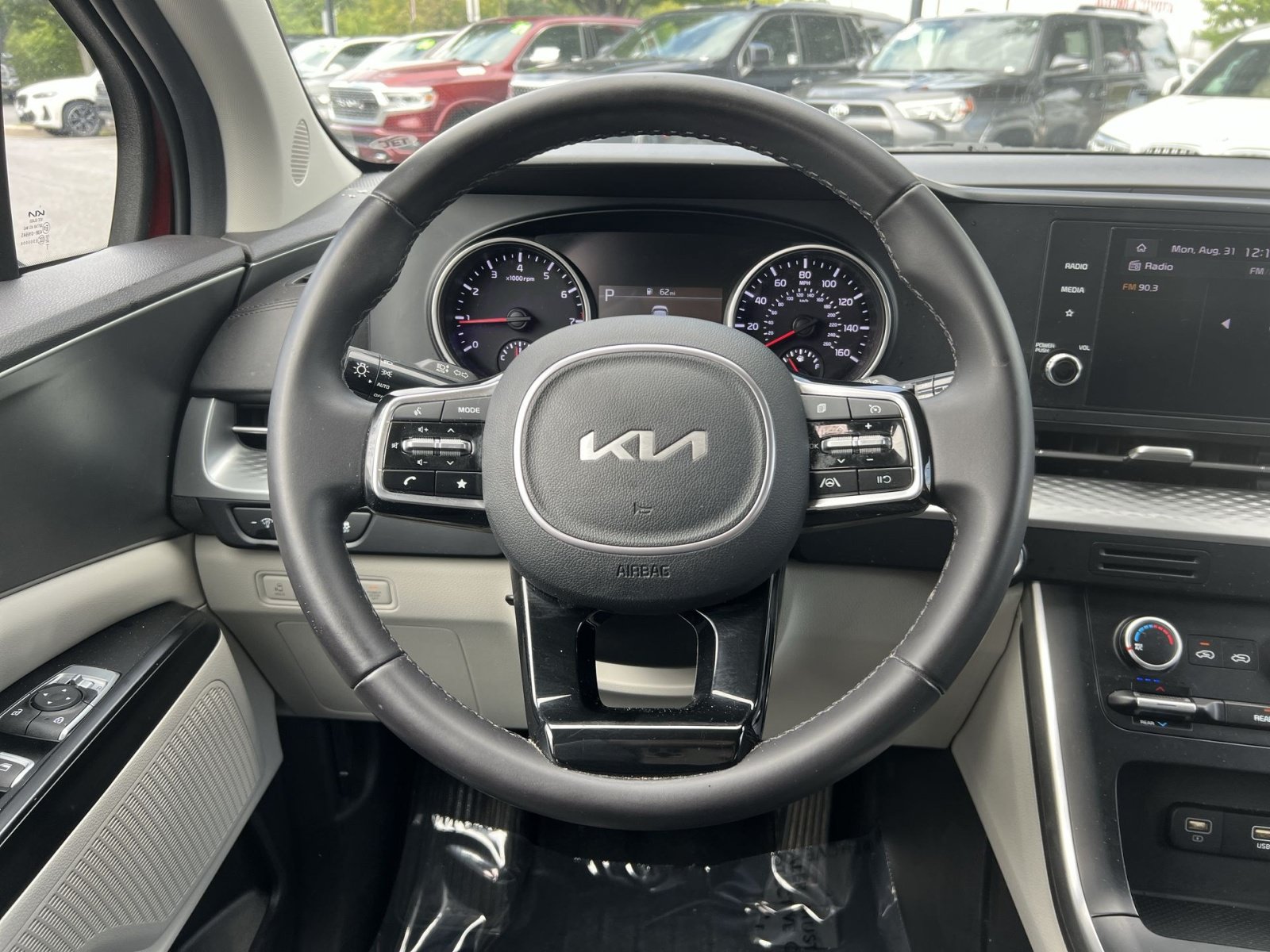 Used 2024 Kia Carnival LX FWD image 16