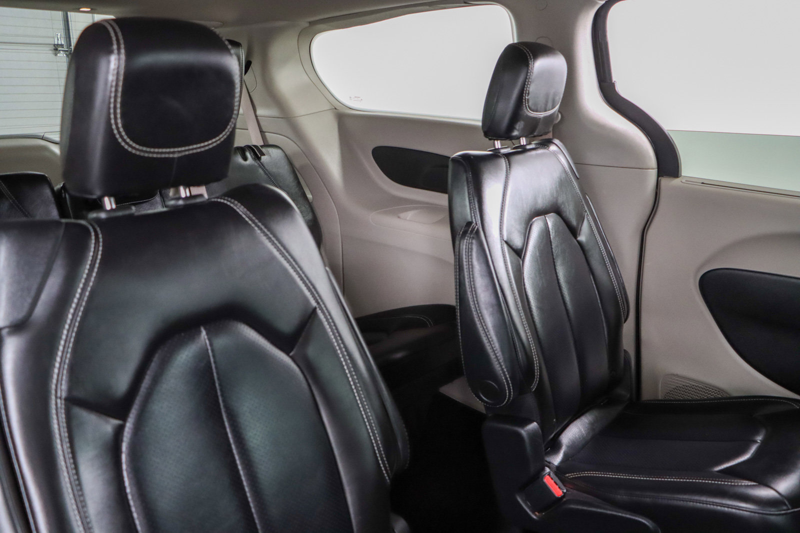 Used 2023 Chrysler Pacifica Touring-L image 28