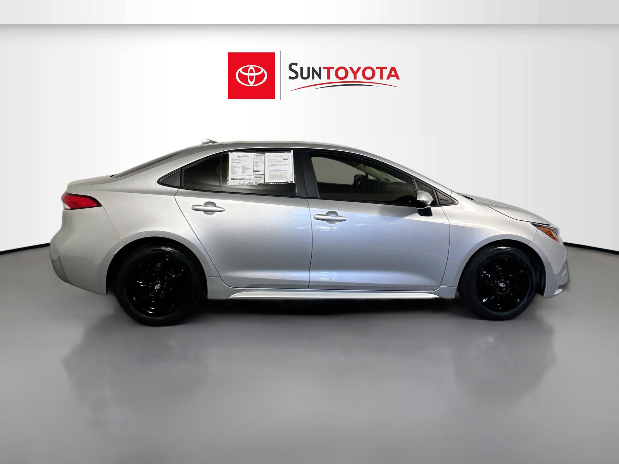 Used 2022 Toyota Corolla LE image 2