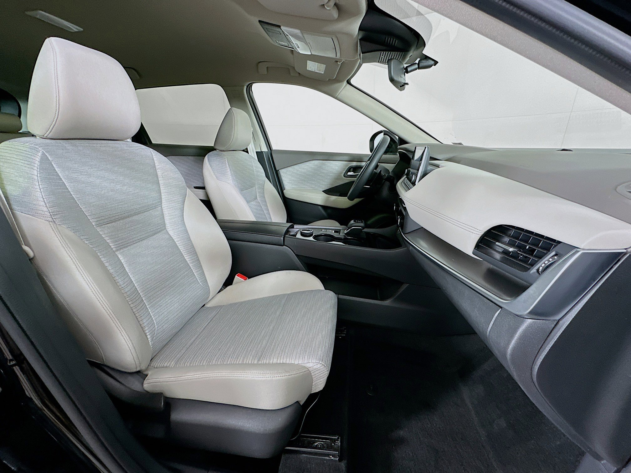 Used 2023 Nissan Rogue SV image 29