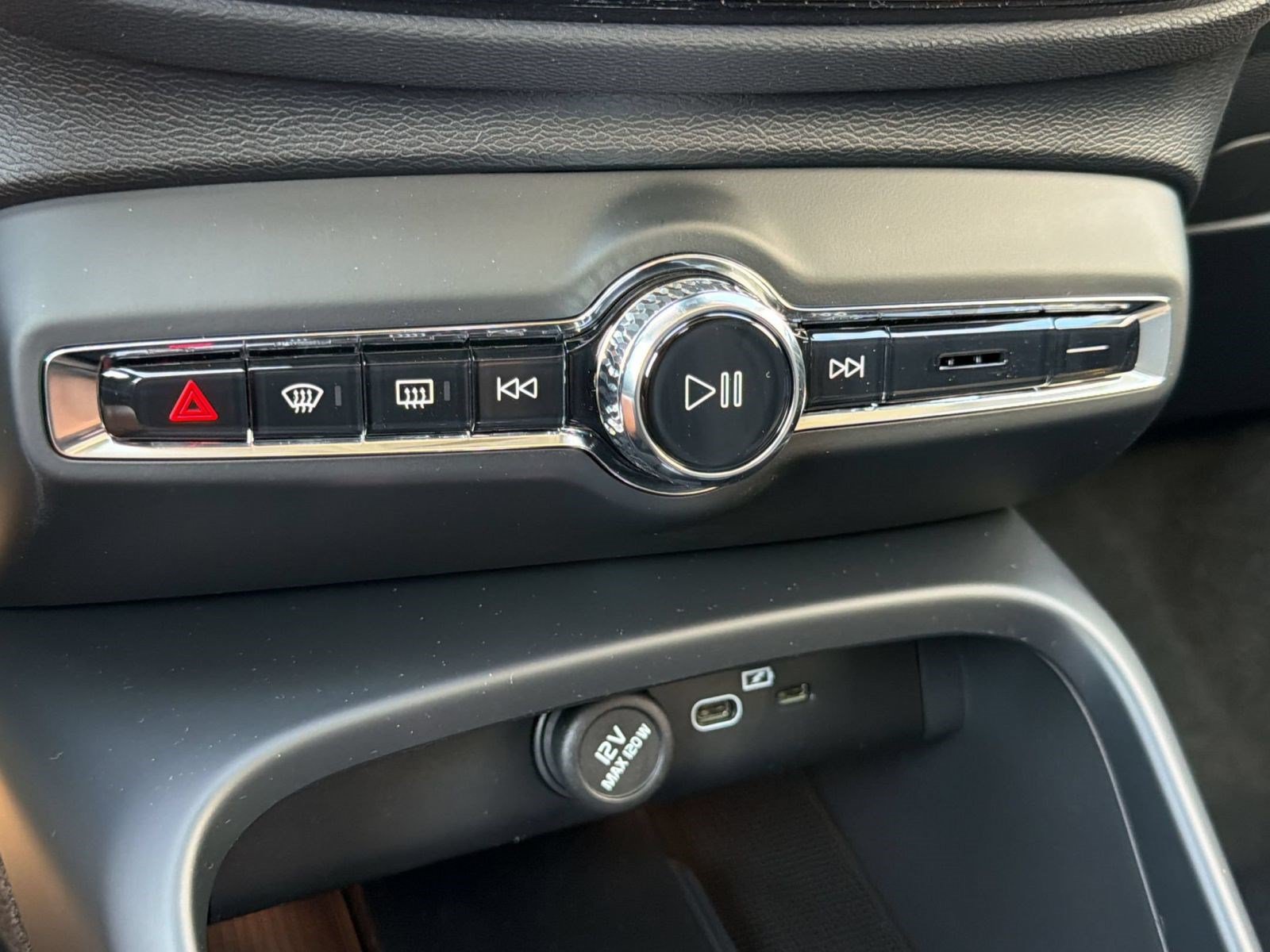 New 2026 Volvo XC40 B5 Ultra w/ Climate Package AWD/4WD image 17