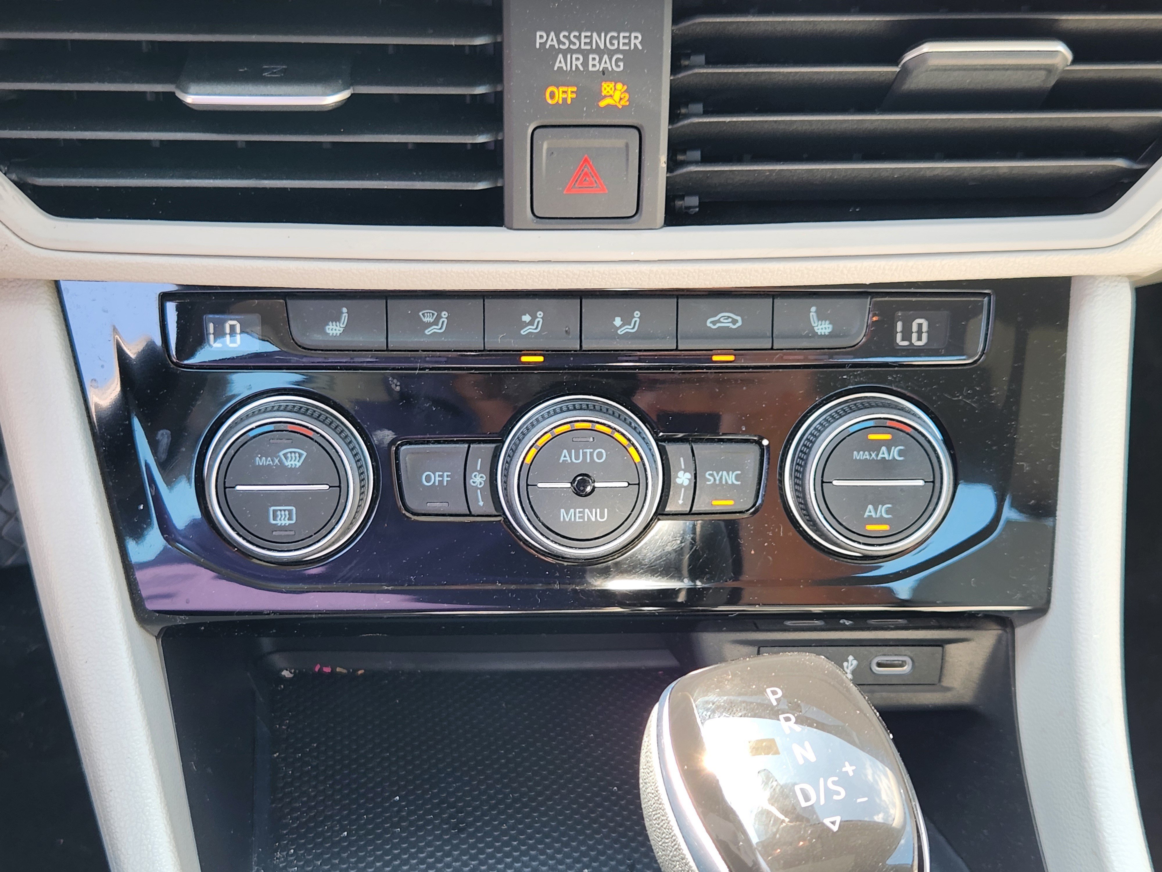 Used 2024 Volkswagen Jetta SE w/ Panoramic Sunroof Package FWD image 21