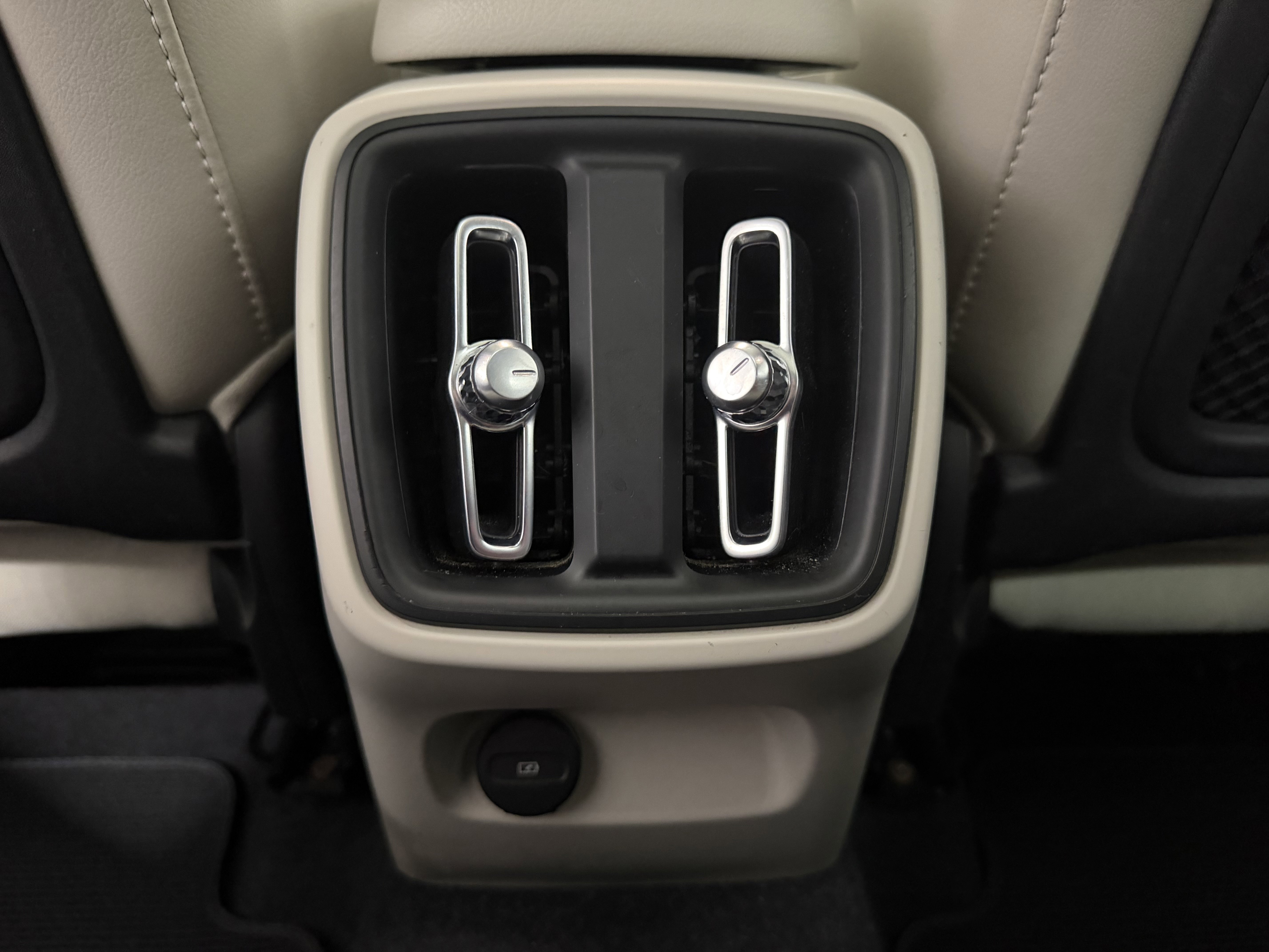 Used 2023 Volvo XC40 B4 Ultimate FWD image 26