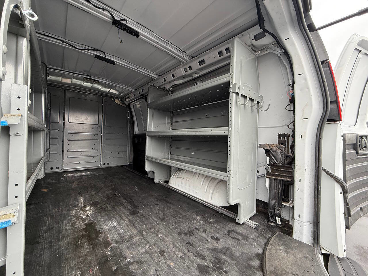 Used 2023 GMC Savana 2500 w/ Driver Convenience Package image 9