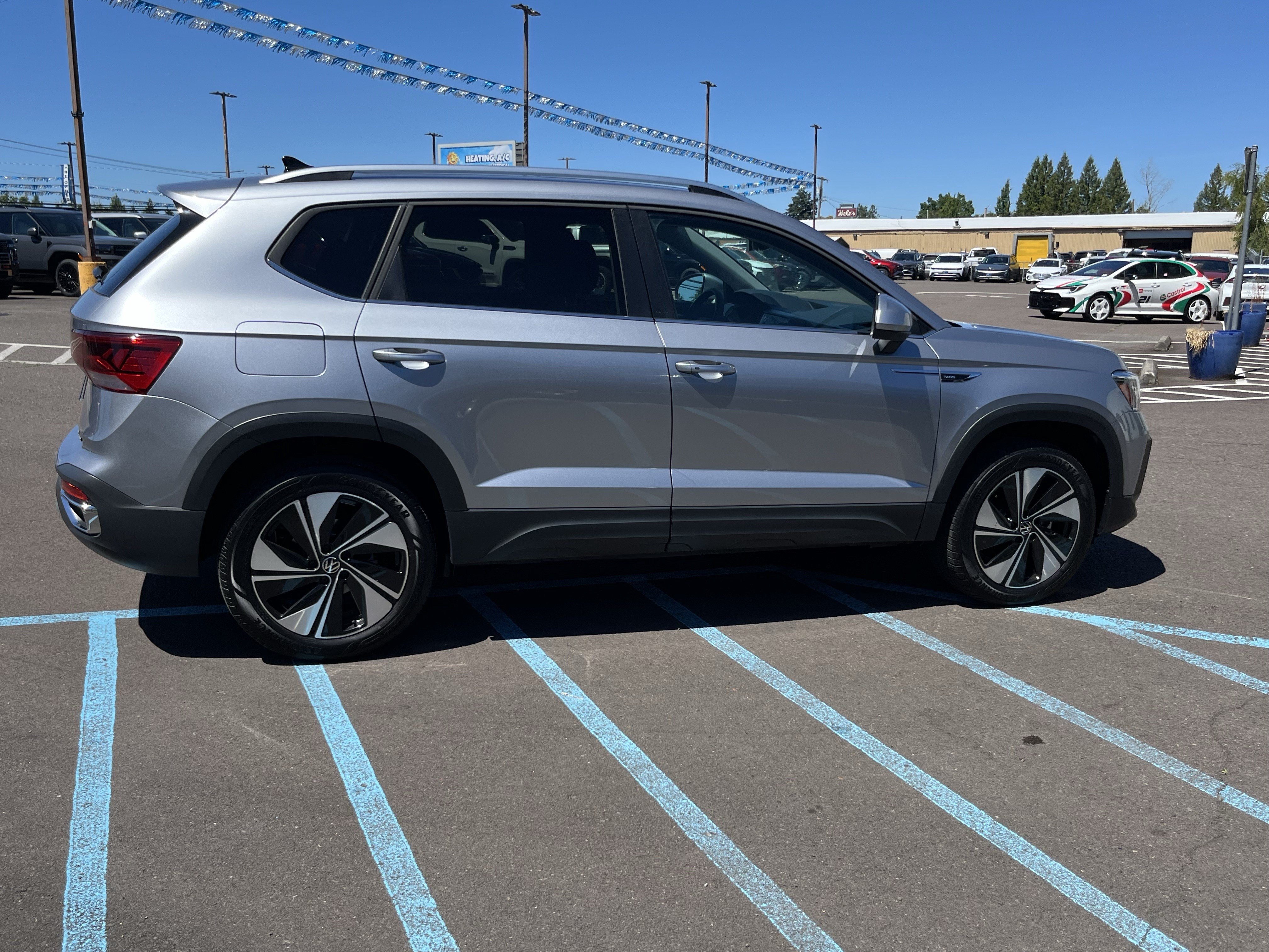 Used 2024 Volkswagen Taos SE w/ Panoramic Sunroof Package AWD/4WD image 6