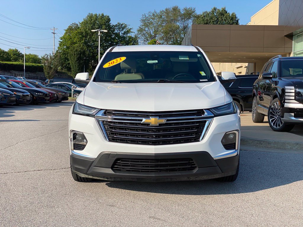 Used 2023 Chevrolet Traverse LT w/ Rear Camera Mirror Package FWD image 2