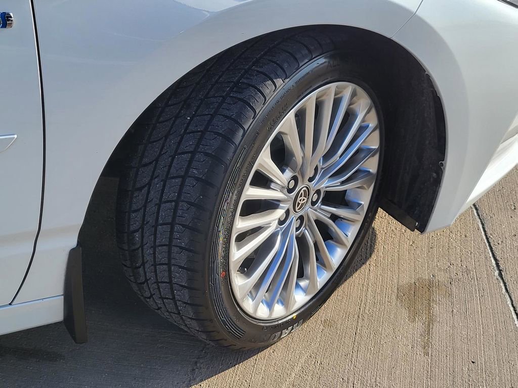 Used 2021 Toyota Avalon Limited image 6