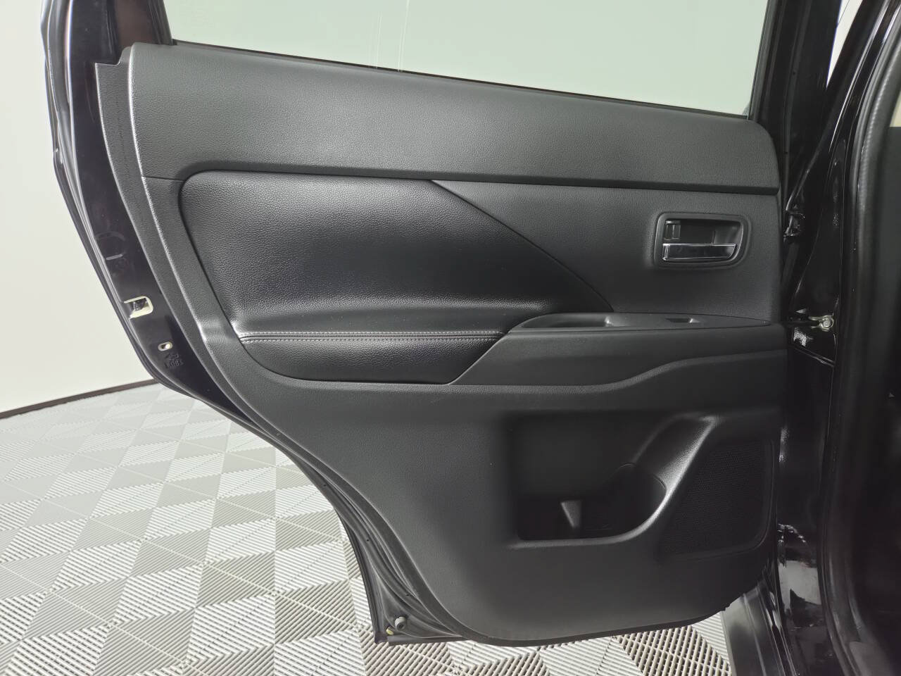 Used 2015 Mitsubishi Outlander GT AWD/4WD image 17