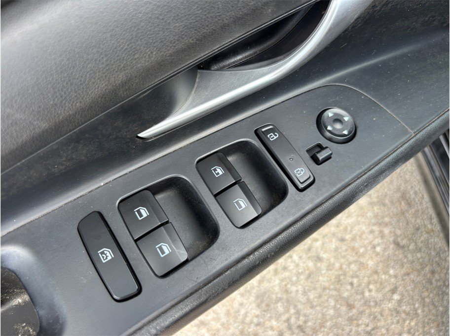 Used 2022 Hyundai Elantra SE FWD image 17