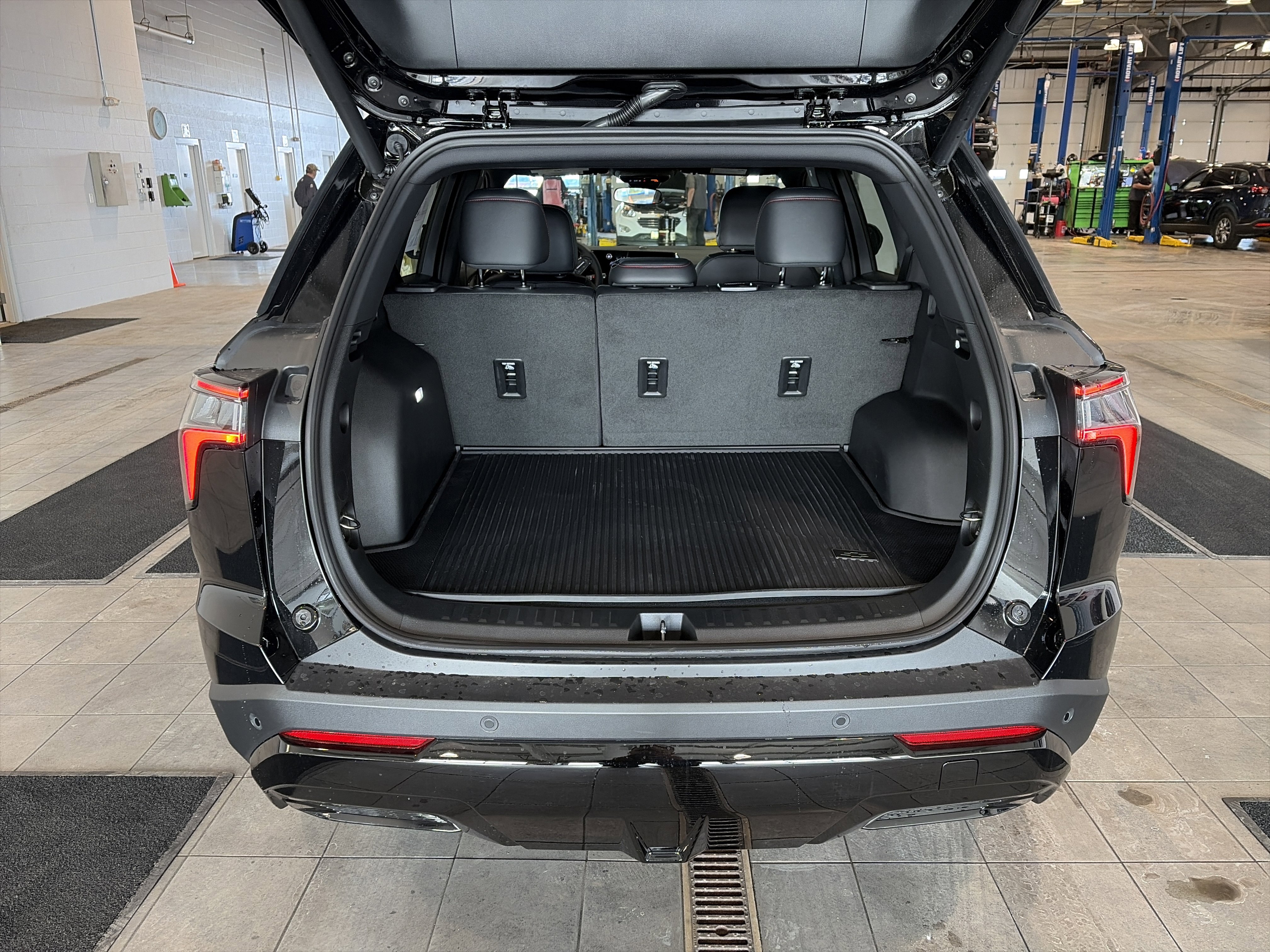 New 2026 Chevrolet Equinox RS w/ LPO, Floor Liner Package image 5
