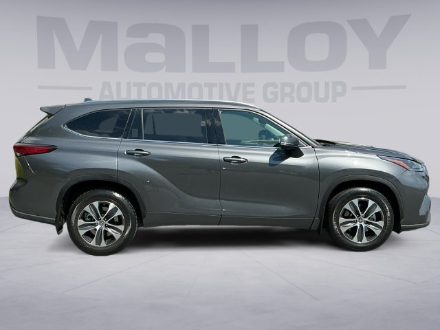 Used 2021 Toyota Highlander XLE AWD/4WD image 6