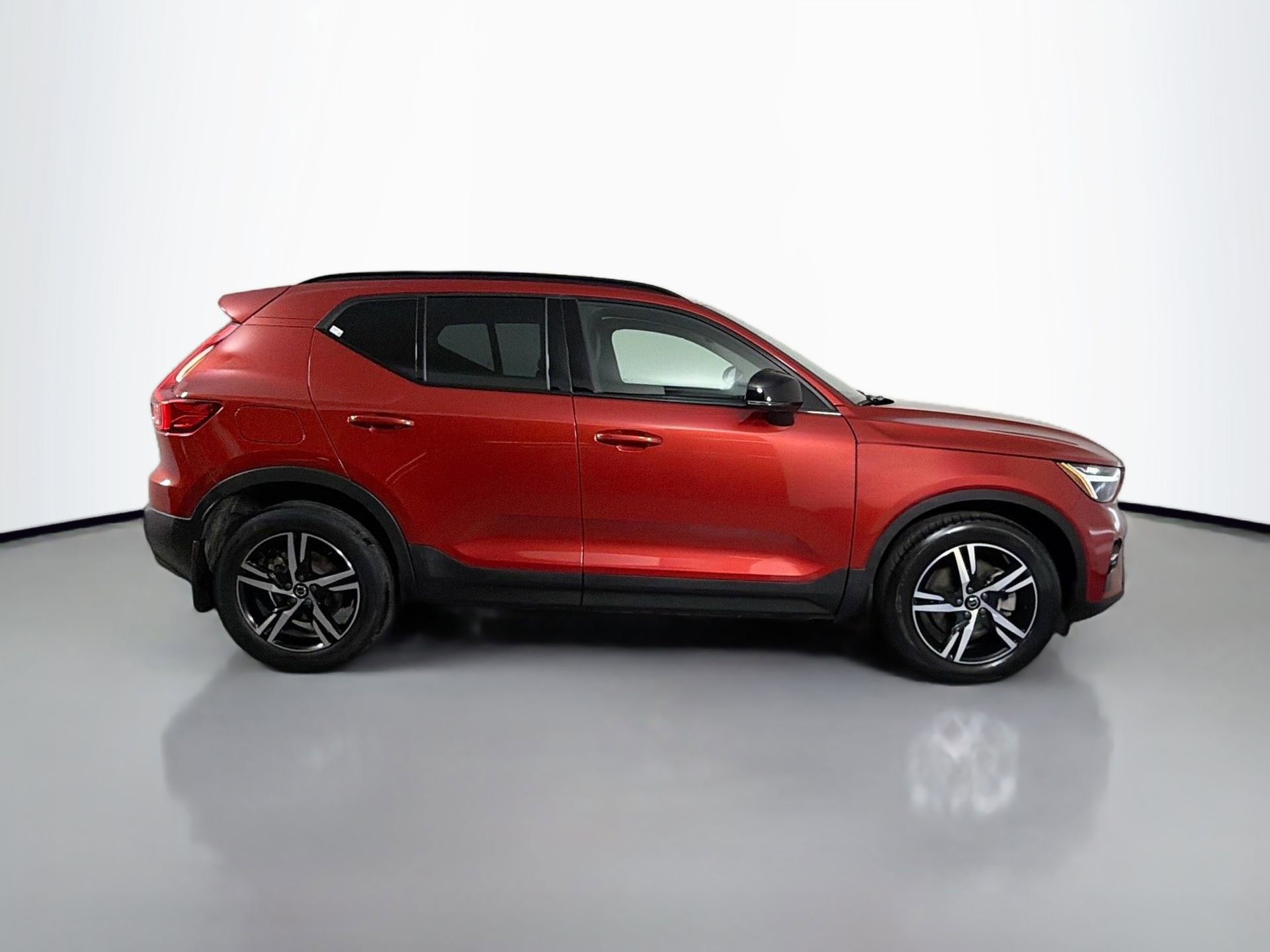 Certified 2023 Volvo XC40 B4 Plus w/ Driver Assist Package image 5
