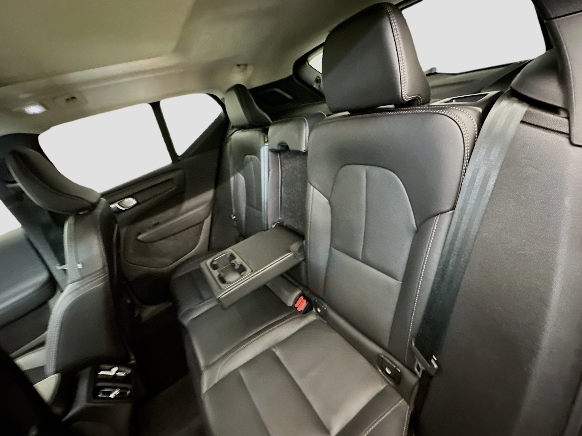 Used 2025 Volvo XC40 B5 Plus image 30