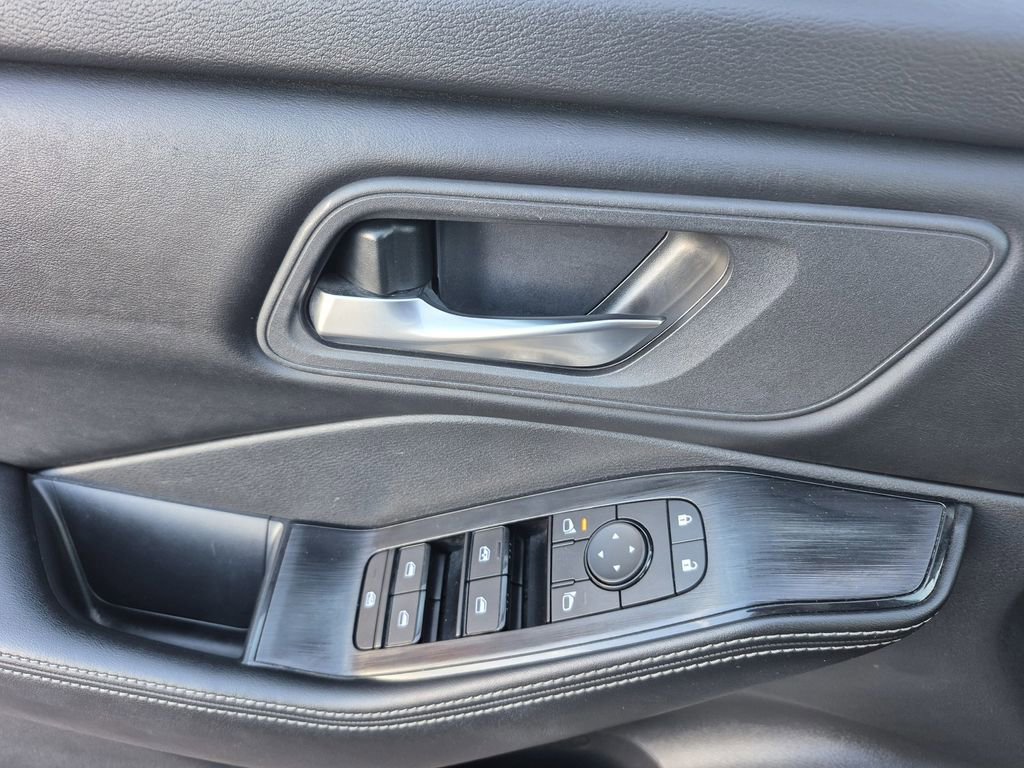 Used 2024 Nissan Rogue SV image 8