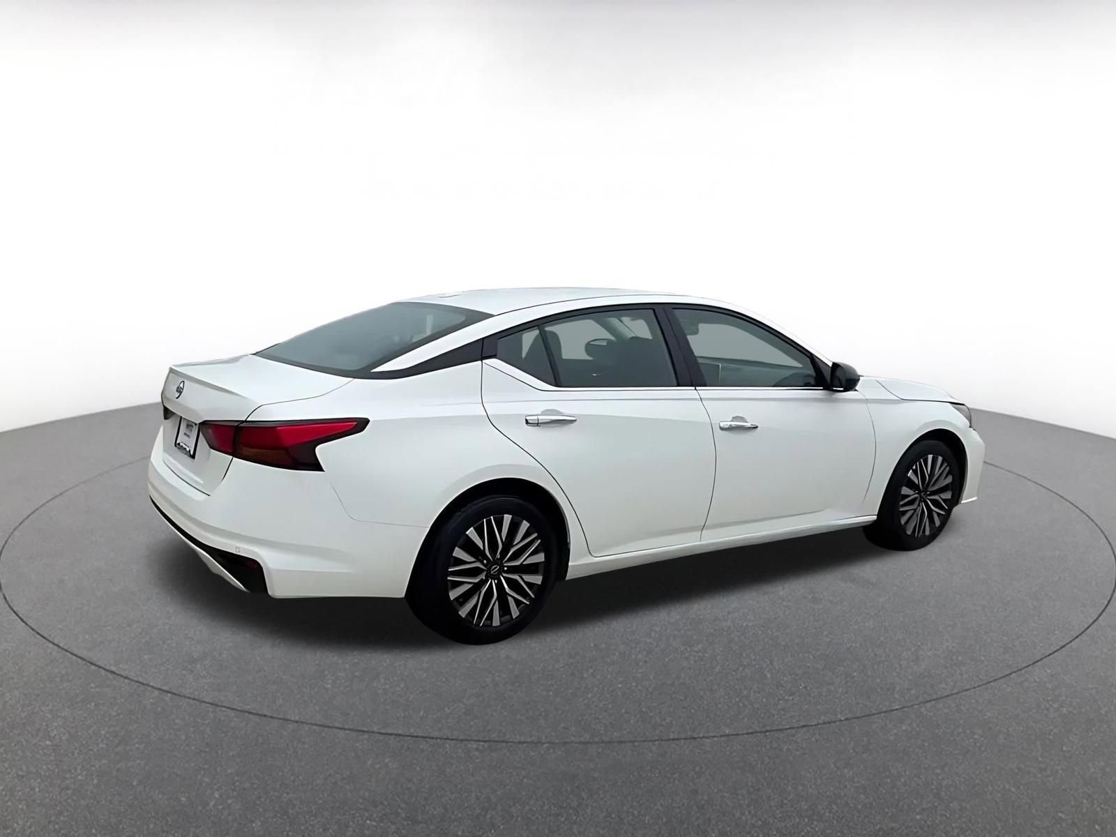 Used 2025 Nissan Altima 2.5 SV FWD image 14