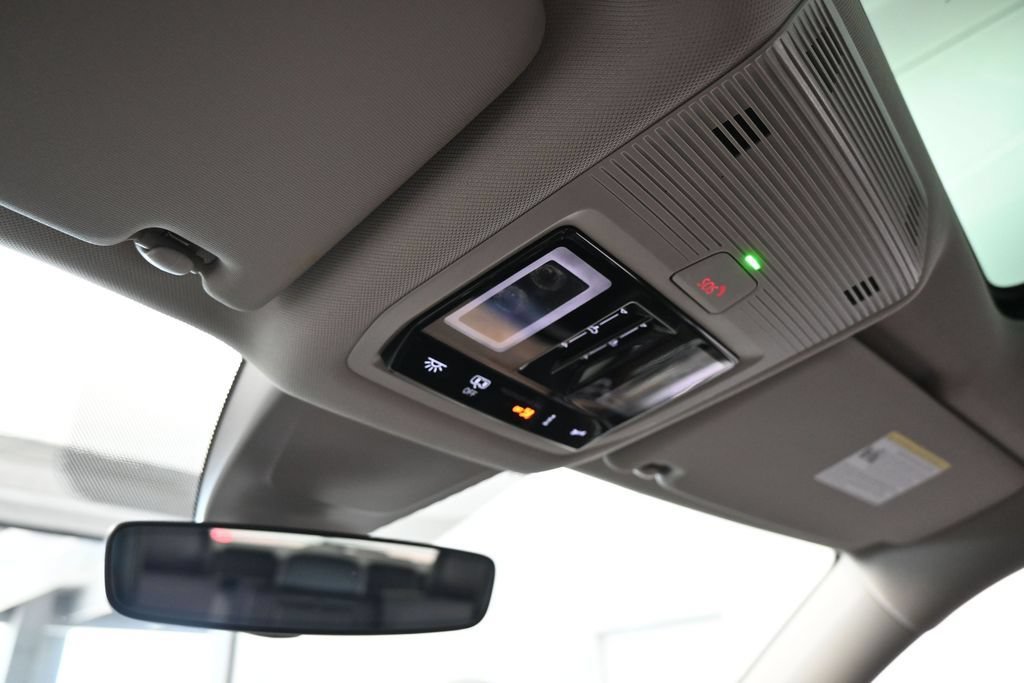 Used 2024 Volkswagen Atlas SE w/ Panoramic Sunroof Package FWD image 25