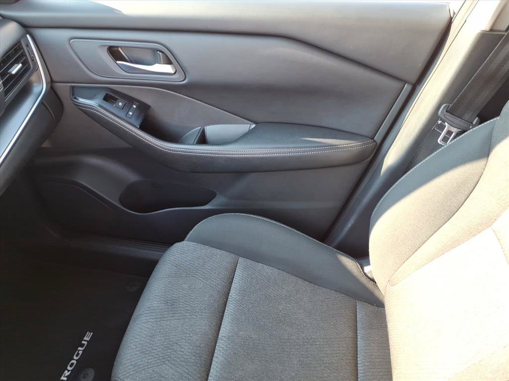 Used 2025 Nissan Rogue SV FWD image 34