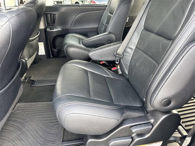Used 2019 Toyota Sienna SE image 16