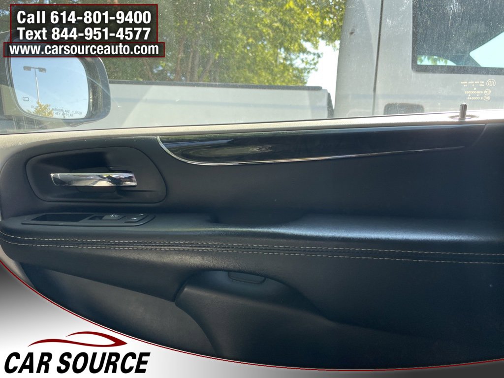 Used 2014 Chrysler Town & Country Touring image 12