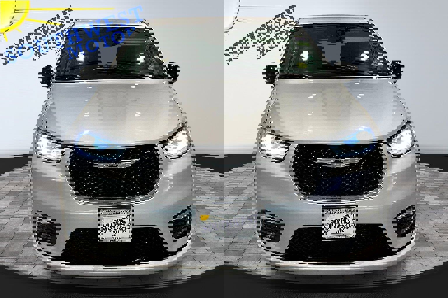 Used 2024 Chrysler Pacifica Select image 2