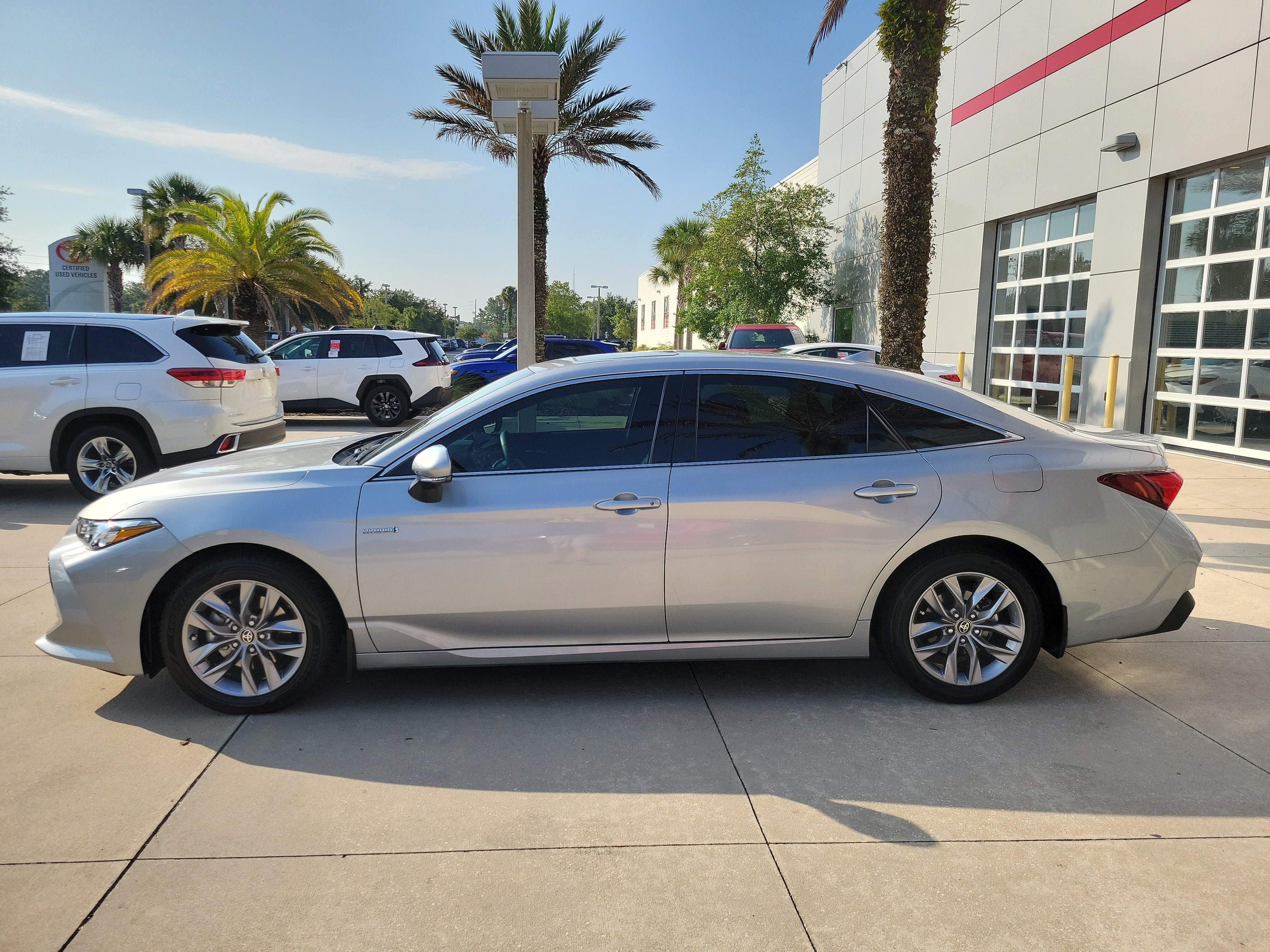 Used 2021 Toyota Avalon XLE w/ Moonroof Package FWD image 3