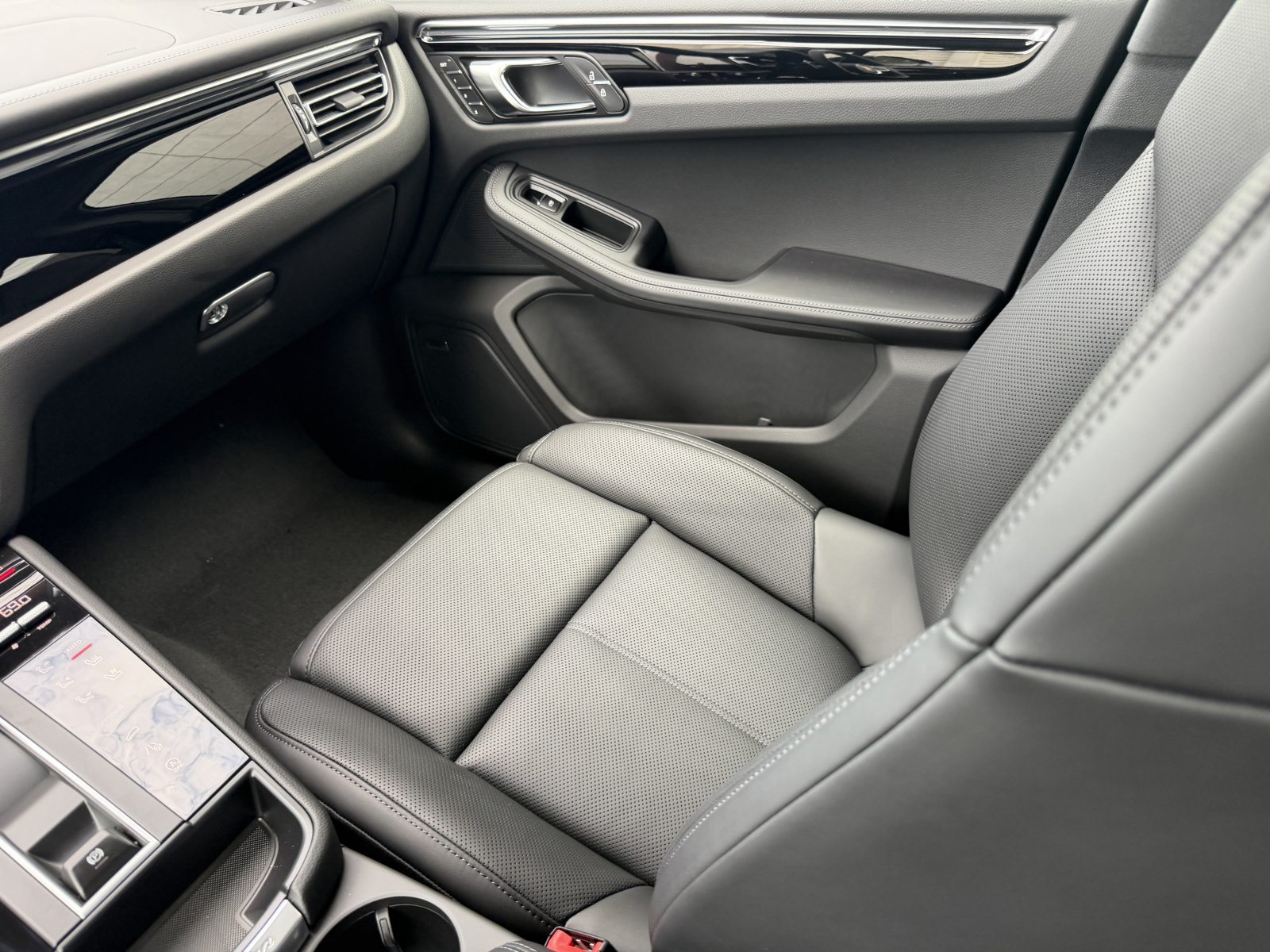 New 2026 Porsche Macan AWD/4WD image 18