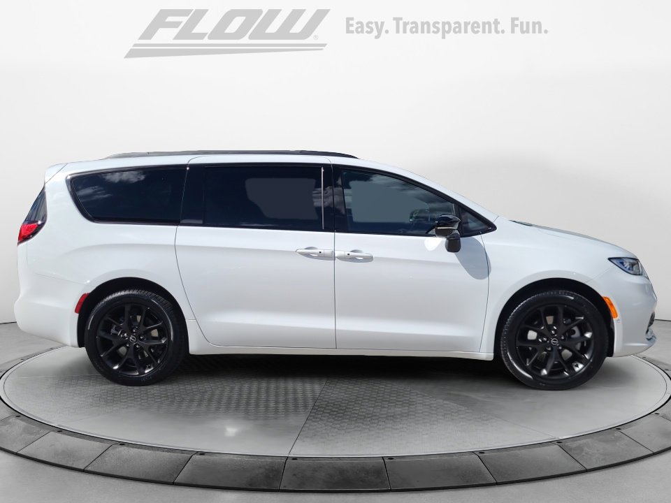 New 2026 Chrysler Pacifica Select image 8